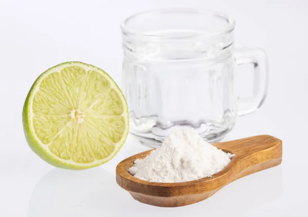 Vaso de agua, limón, bicarbonato de soda - Citrus jalá latifolia — Foto de Stock