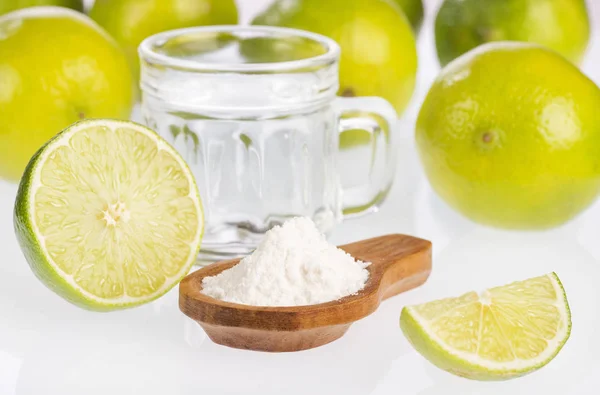 Vaso de agua, limón, bicarbonato de soda - Citrus jalá latifolia — Foto de Stock