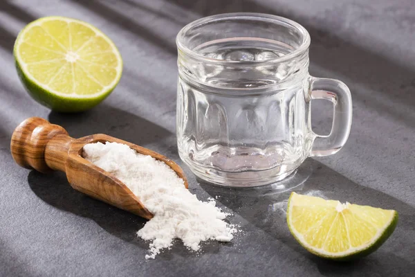 Glass of water, lemon, soda bicarbonate - Citrus × latifolia — Stok Foto