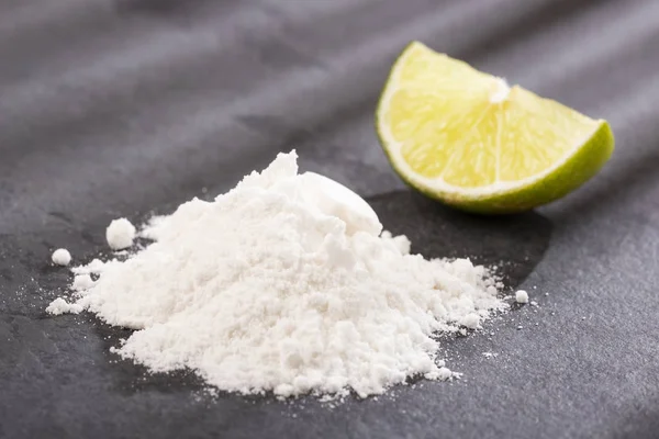 Soda para hornear con limón - Citrus latifolia — Foto de Stock