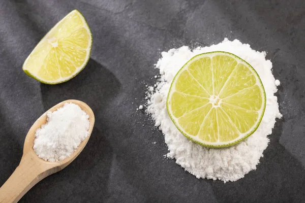 Soda para hornear (bicarbonato sódico) y limón - Citrus jalá latifolia — Foto de Stock