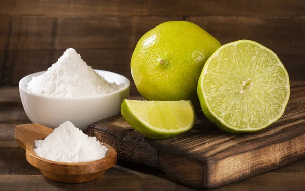 Bicarbonato di sodio (bicarbonato di sodio) e limone - Citrus mbH latifolia — Foto Stock