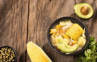 Geleneksel Kolombiya ajiaco siyah seramik tabak üzerinde hizmet