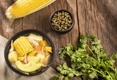 Kolombiyalı mutfağı: ajiaco çorba, tavuk ve sebze yakın çekim bir kapta.