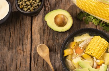 Geleneksel Kolombiya ajiaco siyah seramik tabak üzerinde hizmet