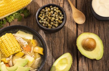 Geleneksel Kolombiya ajiaco siyah seramik tabak üzerinde hizmet