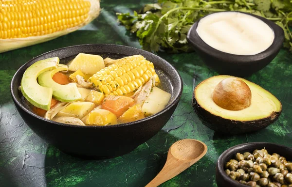 Kolombiyalı mutfağı: ajiaco çorba, tavuk ve sebze yakın çekim bir kapta.