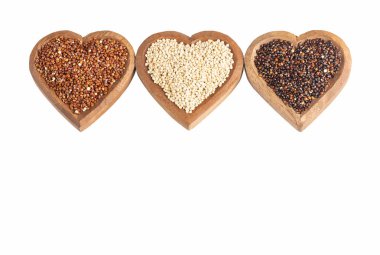 Beyaz, kırmızı ve siyah quinoa - Chenopodium quinoa tohumları. Beyaz arka plan