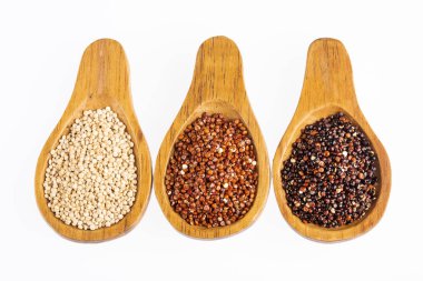 Beyaz, kırmızı ve siyah quinoa - Chenopodium quinoa tohumları. Beyaz arka plan
