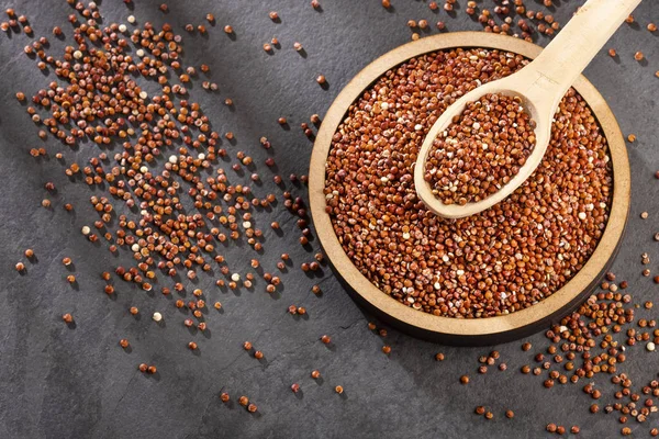 Rode zaden van biologische quinoa-Chenopodium quinoa. Bovenaanzicht — Stockfoto