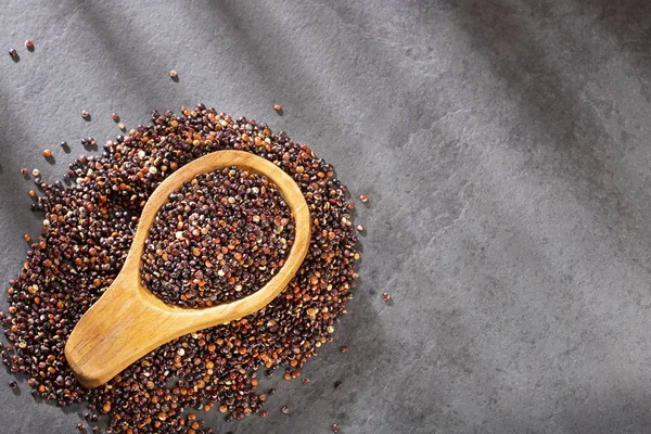 Sementes de quinoa preta Chenopodium quinoa. Vista superior — Fotografia de Stock
