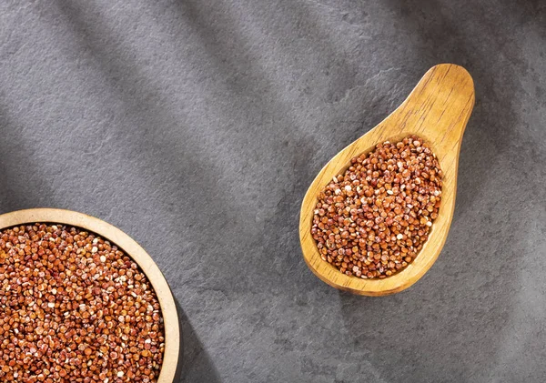 Red seeds of organic quinoa - Chenopodium quinoa. Top view — Stock Photo, Image