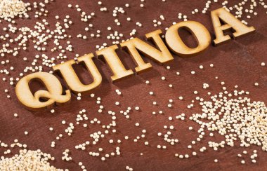 Beyaz Quinoa tohumları-Chenopodium Quinoa. Ahşap arka plan