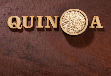 Beyaz Quinoa tohumları-Chenopodium Quinoa. Ahşap arka plan