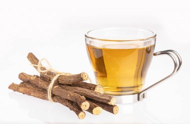 Çay ve likorice-Glycyrrhiza glabra kaynaklanıyor. Beyaz arka plan