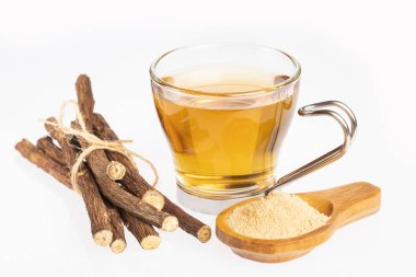 Likorice fincan çay, toz ve kökleri-Glycyrrhiza glabra. Beyaz arka plan