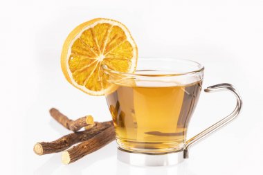 Çay ve likorice-Glycyrrhiza glabra kaynaklanıyor. Beyaz arka plan