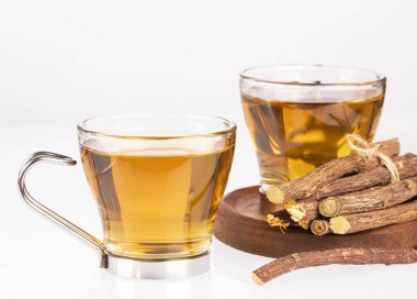 Çay ve likorice-Glycyrrhiza glabra kaynaklanıyor. Beyaz arka plan