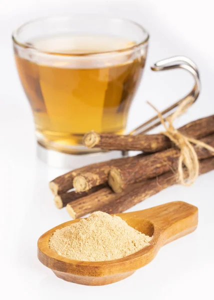 Likorice fincan çay, toz ve kökleri-Glycyrrhiza glabra. Beyaz arka plan