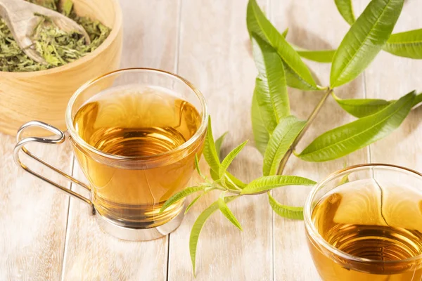 Té con verbena de limón - Aloysia citrodora. Fondo de madera —  Fotos de Stock