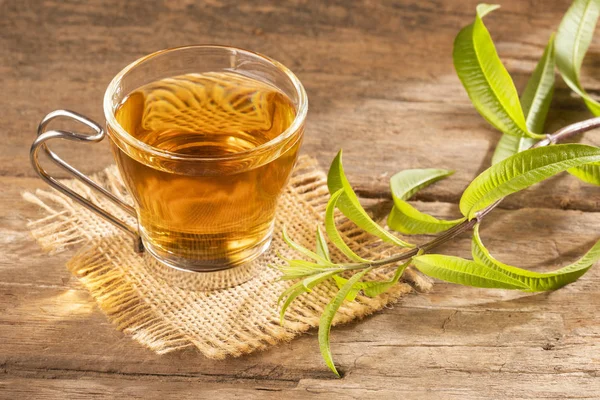 Чай с лимонной вербеной - Aloysia citrodora. Деревянный фон — стоковое фото