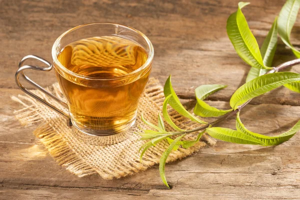 Té con verbena de limón - Aloysia citrodora. Fondo de madera —  Fotos de Stock