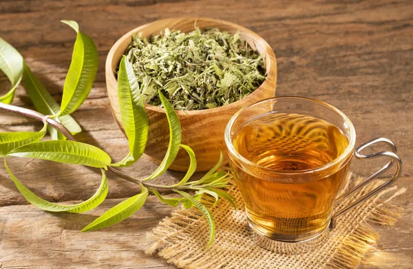 Limon Verbena ile çay-Aloysia citrodora. Ahşap arka plan