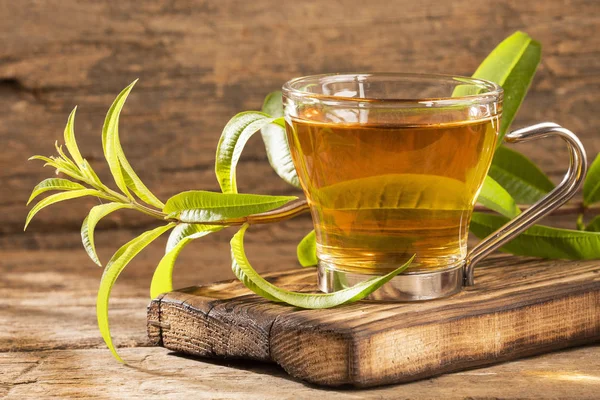 Té con verbena de limón - Aloysia citrodora. Fondo de madera —  Fotos de Stock