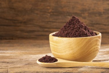 Acai çilek tozu - Euterpe oleracea. Ahşap arka plan