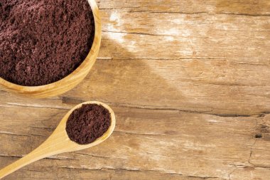 Acai çilek tozu - Euterpe oleracea. Ahşap arka plan