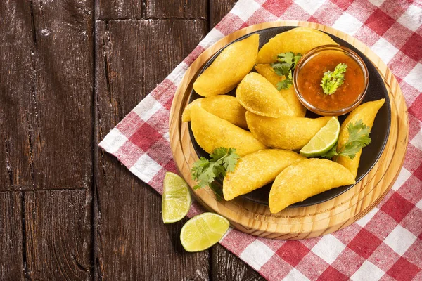 Kolombiyalı empanada baharatlı sos ile