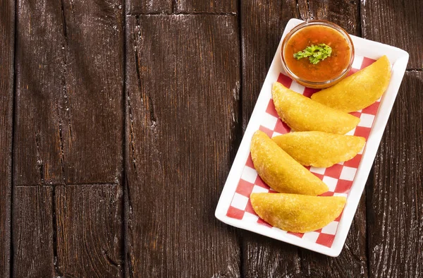 Empanada colombiana con salsa picante — Foto de Stock