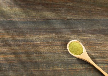 Moringa tozu - Moringa oleifera. Ahşap arka plan