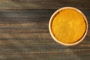 Organik zerdeçal tozu - Curcuma longa. Ahşap arka plan