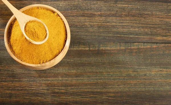 Organik zerdeçal tozu - Curcuma longa. Ahşap arka plan