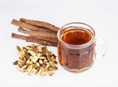 Çay ve likorice-Glycyrrhiza glabra kaynaklanıyor. Beyaz arka plan