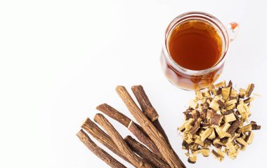 Çay ve likorice-Glycyrrhiza glabra kaynaklanıyor. Beyaz arka plan
