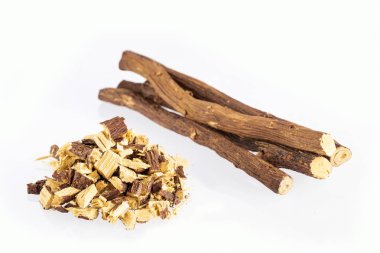 Tahta bir yüzey üzerinde Ayurvedic bitki kökü, meyan kökü kökü, meyan kökü, meyan kökü, Mulethi veya Glycyrhiza glabra kökü, midenizi, zehirlenmeyi ve mide ülserinizi yatıştırmak için çok faydalıdır..