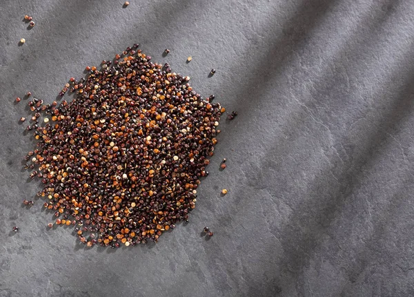 Frön av svart quinoa-Chenopodium quinoa. Text rymden — Stockfoto