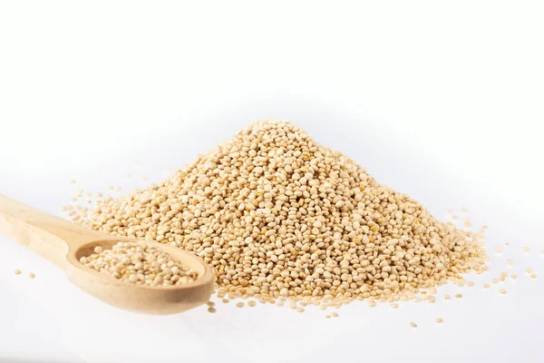 Quinoa organiska frön-Chenopodium quinoa. Text rymden — Stockfoto