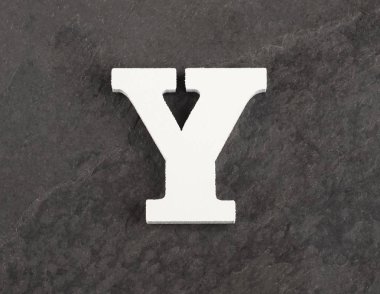 Gri arka plandaki boş alfabeden Y harfi - Üstteki görünüm