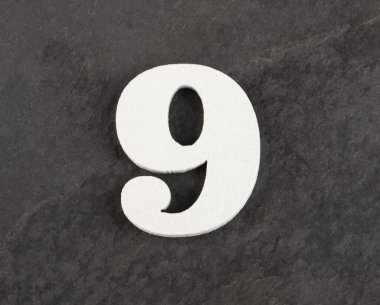 Sayı 9 - Gri arka plan üzerinde boş şekil. Üstte görüntü