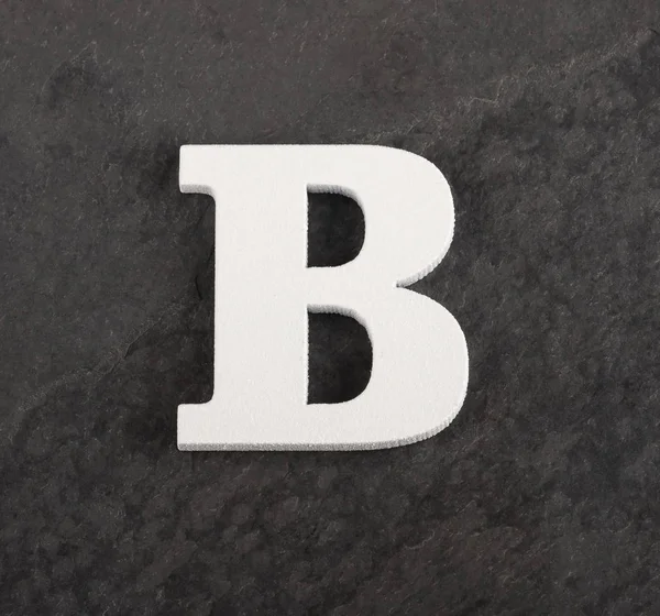 Літера B з порожнього алфавіту на сірому фоні - вид зверху — стокове фото