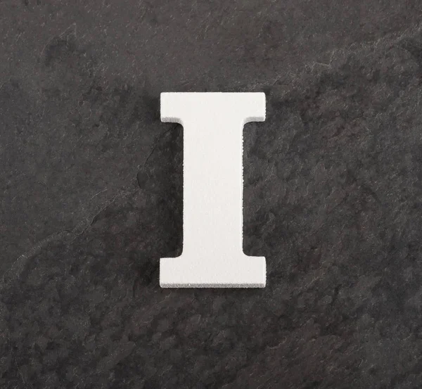 Buchstabe i aus leerem Alphabet auf grauem Hintergrund - Draufsicht — Stockfoto