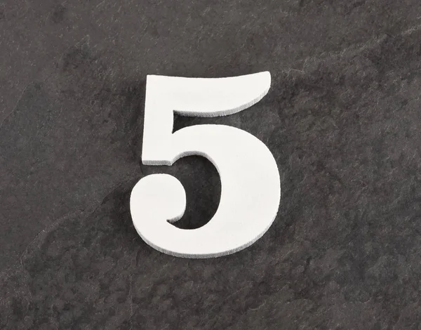 Número 5 - Figura en blanco sobre fondo gris. Vista superior —  Fotos de Stock