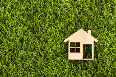Yeşil çim üzerinde ahşap Ev - Ekolojik kavram. Üstte görüntü