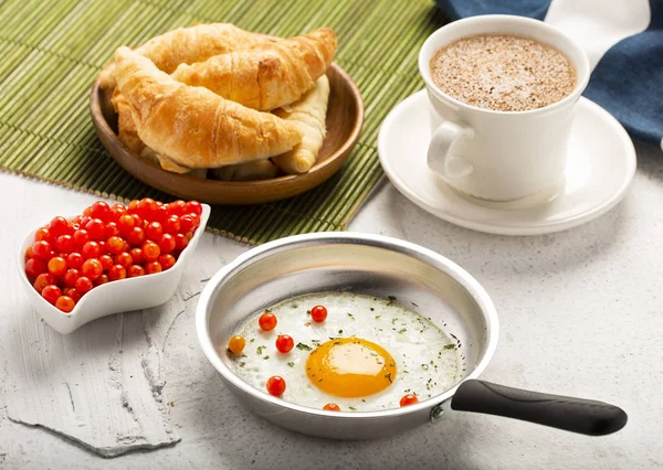 Colazione con uova fritte, croissant e bevanda alla cioccolata calda. Vista dall'alto — Foto Stock