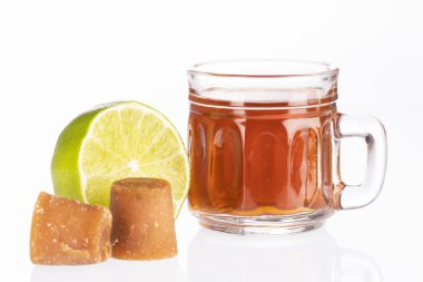 Taze ev yapımı Aguapanela, Agua de Panela veya Aguadulce, ham panela tüm servis sıcak veya soğuk limonlu suda haşlanmış şeker kamışı popüler bir Latin Amerikan tatlı içki yapılmış.