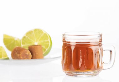 Taze ev yapımı Aguapanela, Agua de Panela veya Aguadulce, ham panela tüm servis sıcak veya soğuk limonlu suda haşlanmış şeker kamışı popüler bir Latin Amerikan tatlı içki yapılmış.