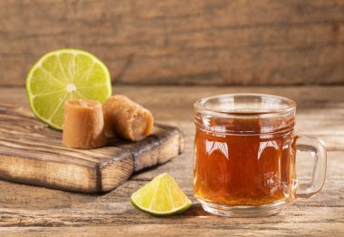 Taze ev yapımı Aguapanela, Agua de Panela veya Aguadulce, ham panela tüm servis sıcak veya soğuk limonlu suda haşlanmış şeker kamışı popüler bir Latin Amerikan tatlı içki yapılmış.